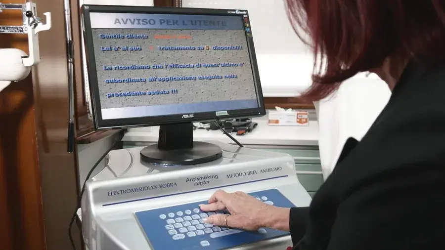 Ornella Mazzoleni durante un trattamento con il dispositivo Elektromeridian
